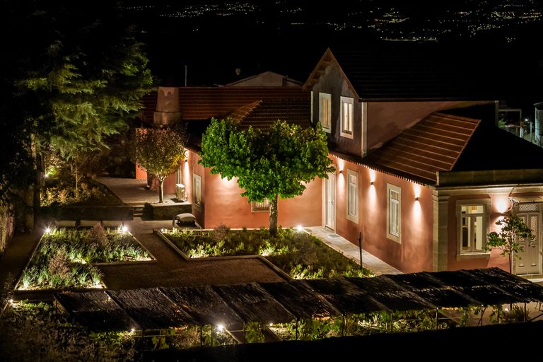 Casa da Lameira iluminada à noite com jardim e terraço no Douro