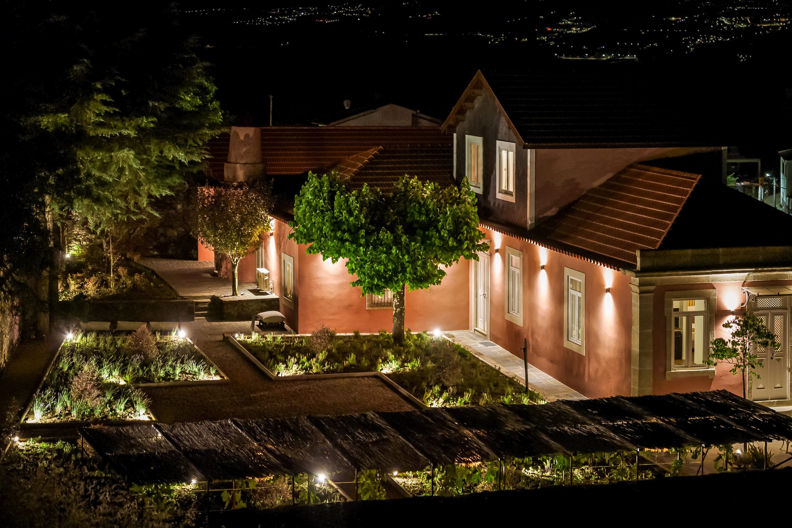 Casa da Lameira iluminada à noite com jardim e terraço no Douro